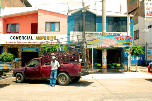 Wandbild - Esperando - Street Photography  Peru